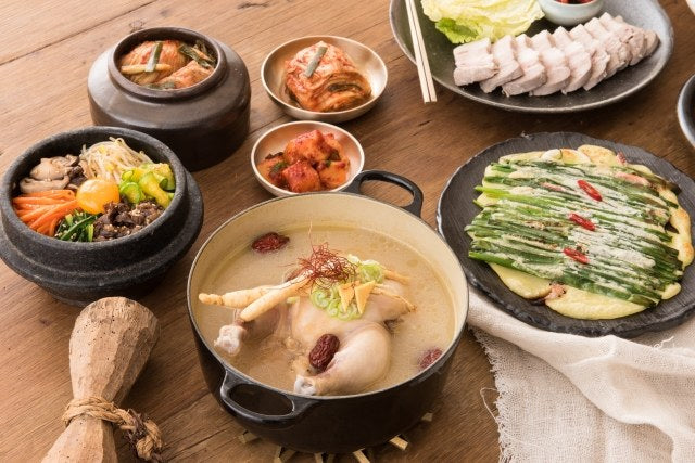 韓国料理が並ぶ食卓のイメージ