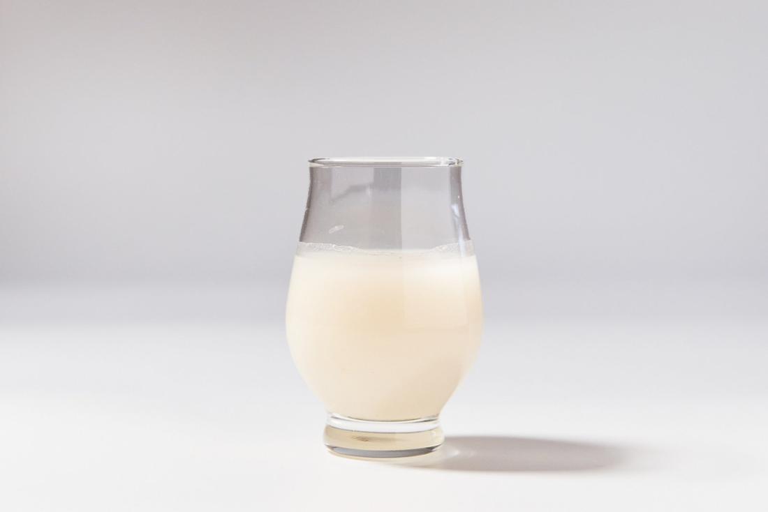 華マッコリを注いだグラス