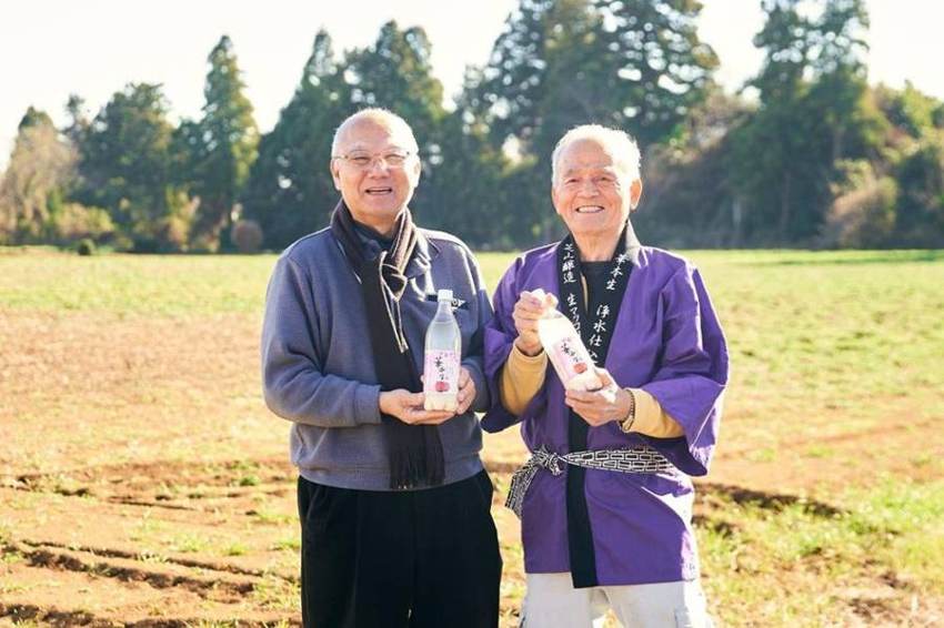 華マッコリを手にする二人のつくり手